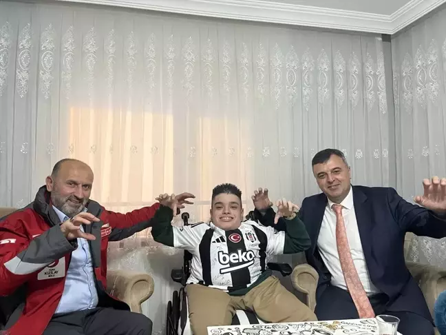 Bolu'da Engelli Öğrencilere Beşiktaş Forması Hediye Edildi