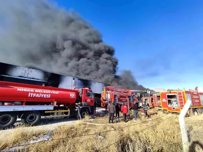 Niğde'de Çerçeve Üretimi Yapan Fabrikada Yangın Çıktı