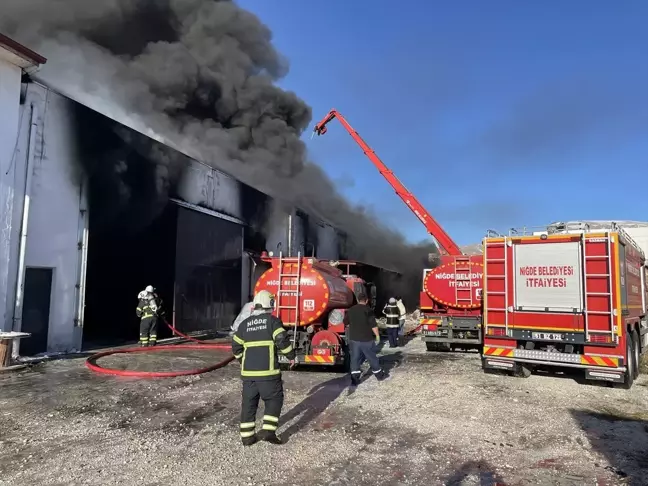 Niğde OSB'de Plastik Çerçeve Fabrikasında Yangın Çıktı