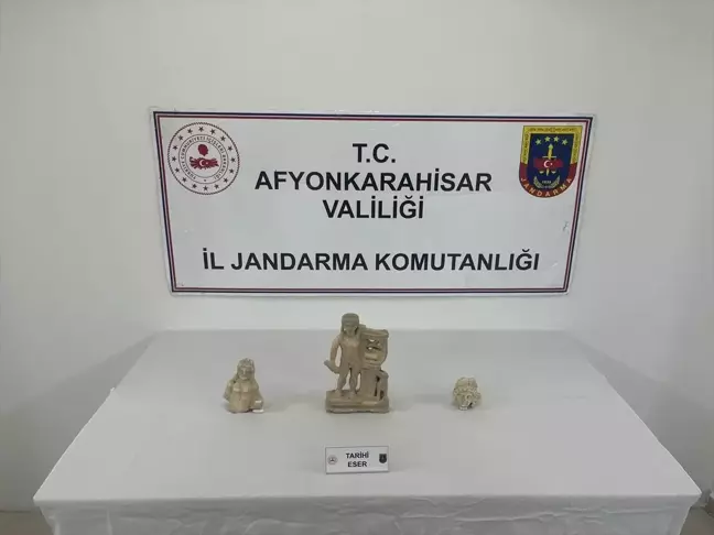 Afyonkarahisar'da Tarihi Eser Kaçakçılığı: Lir Tutan Apollon Heykeli Ele Geçirildi