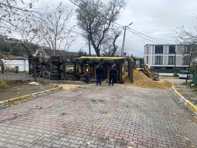 İstanbul'da Yol Çökmesi Nedeniyle Hafriyat Kamyonu Devrildi