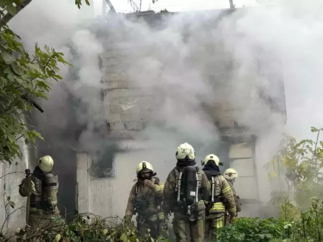 Beyoğlu'nda Yangın Paniği: İki Genç İki Kişiyi Kurtardı