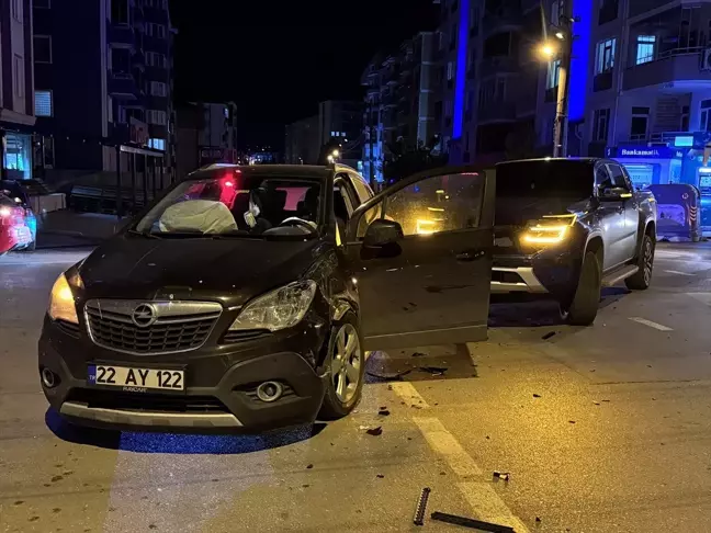 Edirne'de Pikap ve Otomobil Çarpıştı: 1 Yaralı