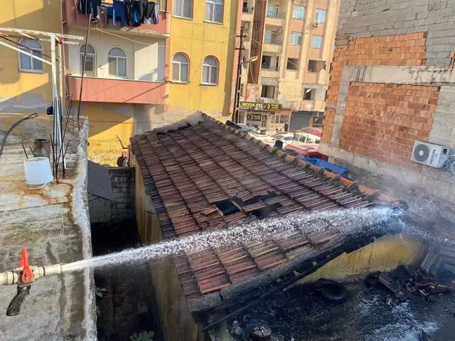 Kırıkhan'da Metruk Binada Yangın Söndürüldü