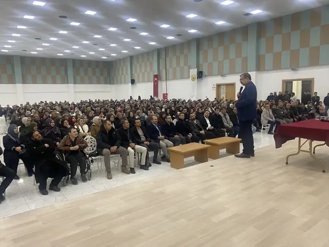 Hayati İnanç, Sarayönü'nde 'Aile ve Gençliğe Dair' Konferansı Verdi