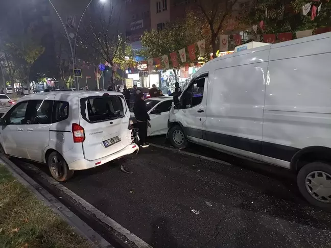 Batman'da Zincirleme Trafik Kazası: 2 Yaralı