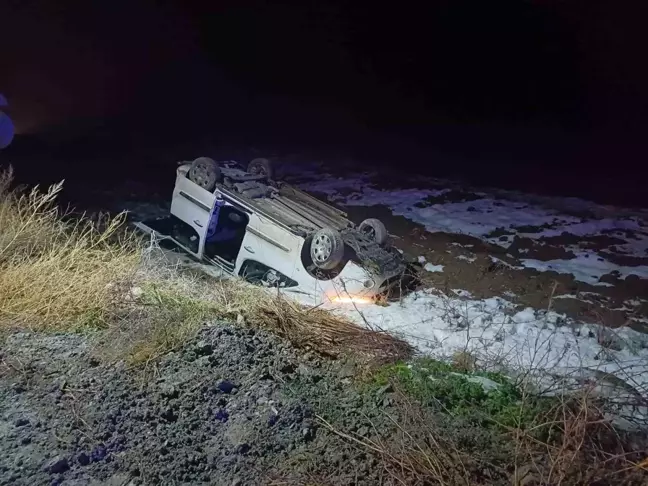 Ambulansa Yetişmeye Çalışan Otomobil Tarlaya Devrildi: 2 Yaralı