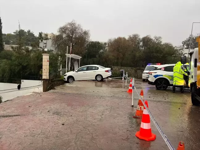 Bodrum'da Sağanak Sonrası İstinat Duvarı Çöktü, Bir Genç Kurtarıldı