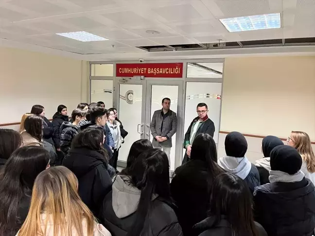 Çankırı'nın Sosyal Bilimler Lisesi Öğrencileri Adliyeyi Ziyaret Etti