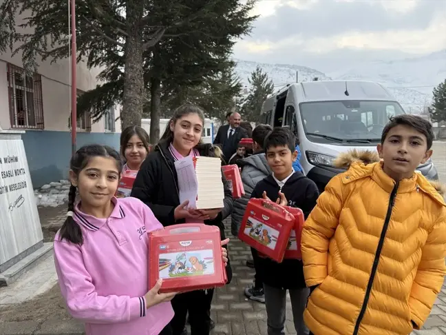 Öğrencilerden İyilik Hareketi: Kırsaldaki Akranlarına Kitap ve Kırtasiye Desteği