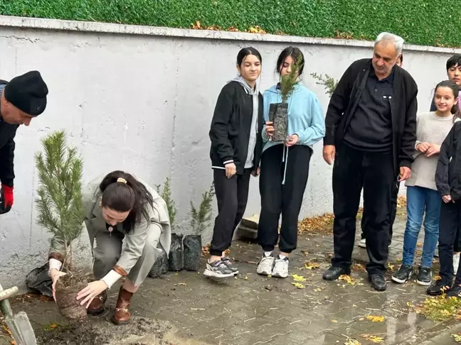 Tokat'ta Okul Öğrencilerinden Fidan Dikimi Etkinliği