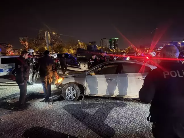 Yüreğir'de Dur İhtarına Uymayan Araç Takibi Sırasında Kaza: 2 Polis Yaralandı