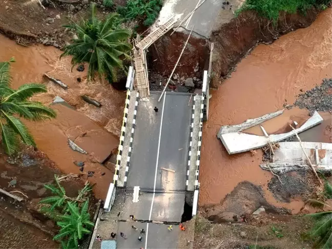 Endonezya'da Sel ve Toprak Kayması: 5 Ölü, 7 Kayıp