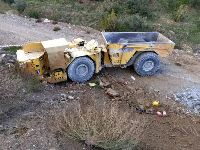 İzmirlİ Maden İşçisi İş Makinesiyle Şarampole Devrildi