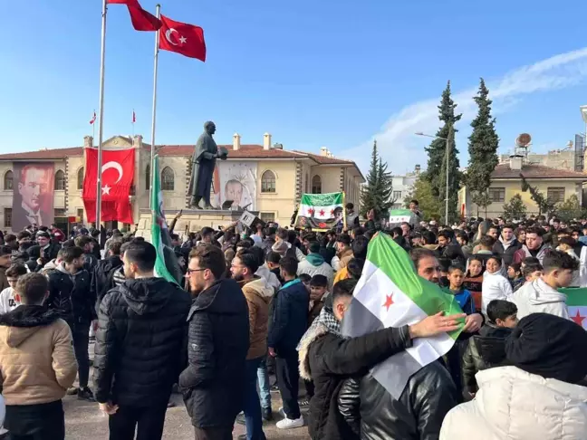 Kilis'te Suriyeliler, Şam'daki Kutlamalarla Rejim Çöküşünü Karşılıyor