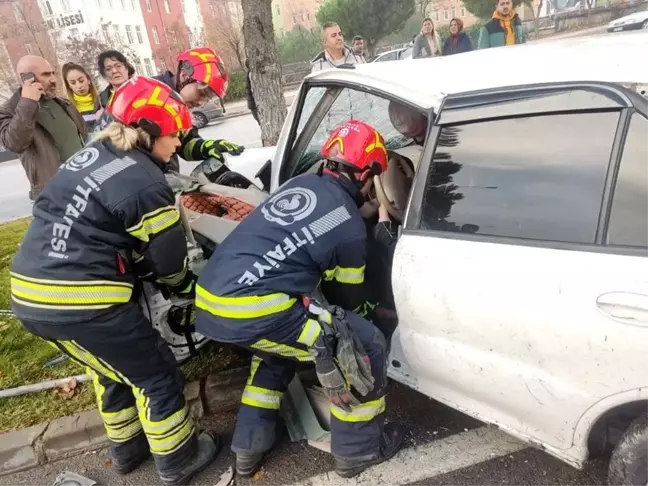 Denizli'de Kontrolden Çıkan Araç Ağaca Çarparak Durdı, 2 Yaralı