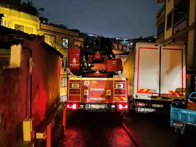 İstanbul Eyüpsultan'da Gecekondu Yangını Paniğe Neden Oldu