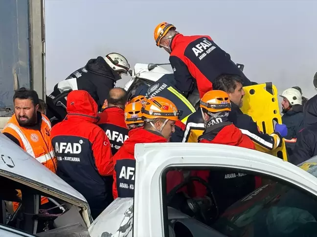 Van-Erciş Kara Yolunda Zincirleme Trafik Kazası: 1 Ölü, 51 Yaralı