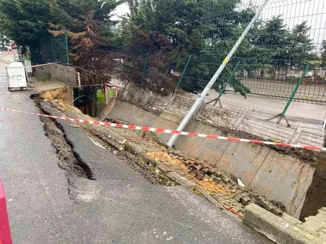 Ataşehir'de Yoğun Yağış Duvarı Devirip Sokak Lambasını Yıktı