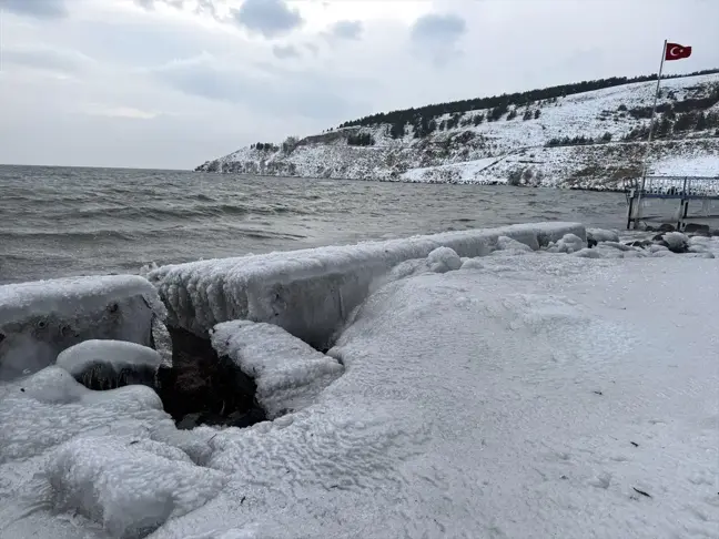 Çıldır Gölü'nde Buz Sarkıtları Oluştu