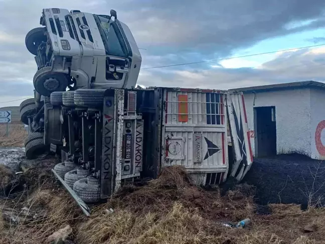 Çorum'da Devrilen Tırın Kabini Havada Asılı Kaldı