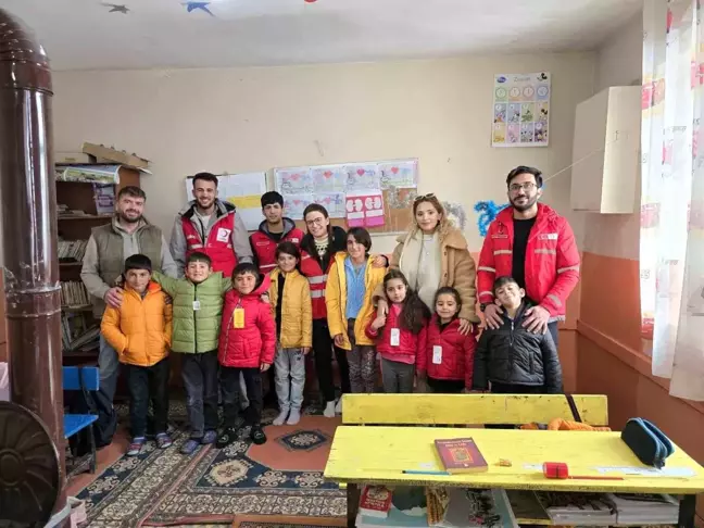 Kızılay, Ağrı Diyadin'de Öğrencilere Kış Montu Dağıttı