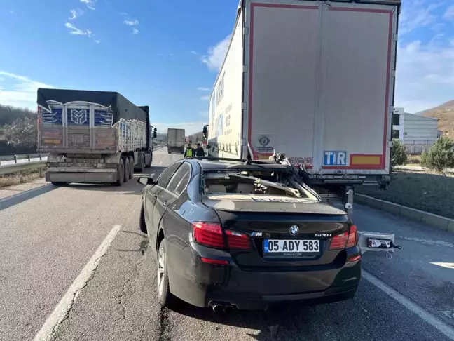 Samsun'da Lüks Otomobilin Tıra Çarpması Sonucu Sürücü Yaralandı