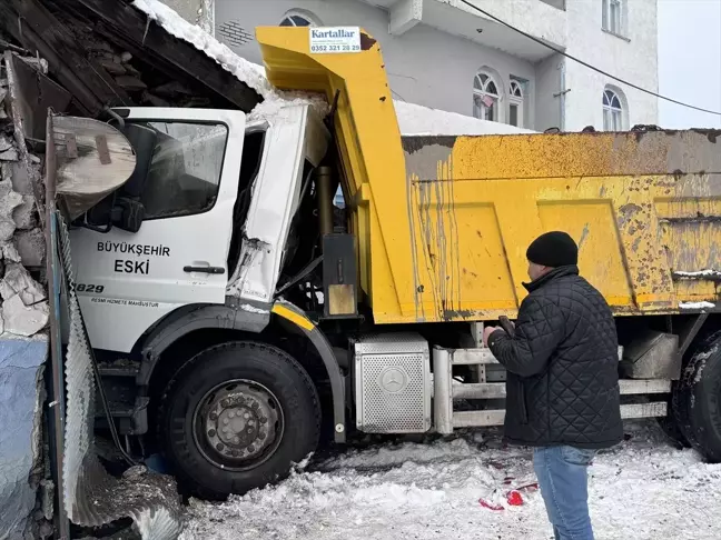 Erzurum'da Kamyonun Odunluk Duvarını Yıktığı Kaza Kamerada