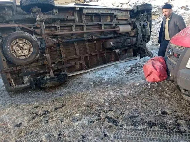 Hakkari'de Öğretmen Servisi Devrildi: 12 Yaralı