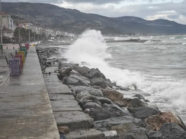 Samsun'un Yakakent ilçesinde kuvvetli rüzgar ve dalga uyarısı