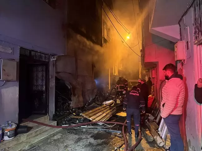 Adana'da Hurda Deposunda Yangın: 5 Kişi Hastaneye Kaldırıldı