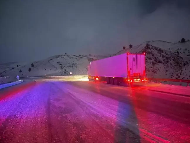 Erzincan-Sivas Kara Yolu'nda Kar ve Tipi Nedeniyle Ağır Araç Geçişi Durduruldu