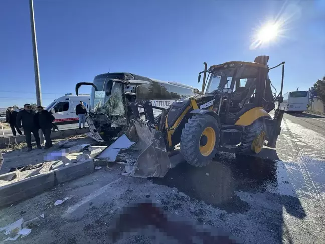 Nevşehir'de Turist Taşıyan Otobüs İş Makinesiyle Çarpıştı: 6 Yaralı