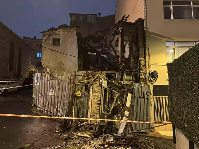 Beyoğlu'nda Metruk Bina Çöktü