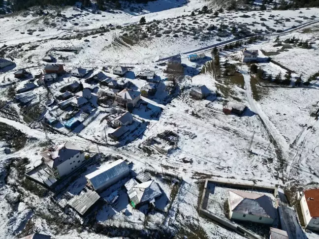 Çankırı'nın Yapraklı ilçesinde Büyük Yayla'nın karlı manzarası havadan görüntülendi