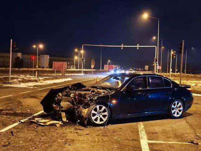 Kars'ta İki Otomobilin Çarpıştığı Kazada Sürücüler Ağır Yaralandı