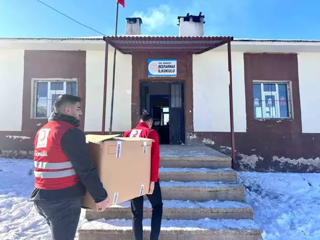 Kızılay, Van Muradiye'de İhtiyaç Sahiplerine Gıda Yardımı Dağıtıyor