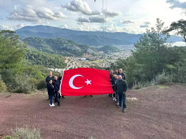 Marmaris'te Mahalle Muhtarlarından Vefa Örneği: Bayrak Direğini Onarıp Türk Bayrağını Göndere Çektim