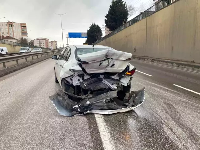 Kocaeli'de Trafik Kazası: 3 Yaralı