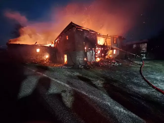 Bolu'da Yangın Felaketi: Ev, Ahır ve Samanlık Kül Oldu