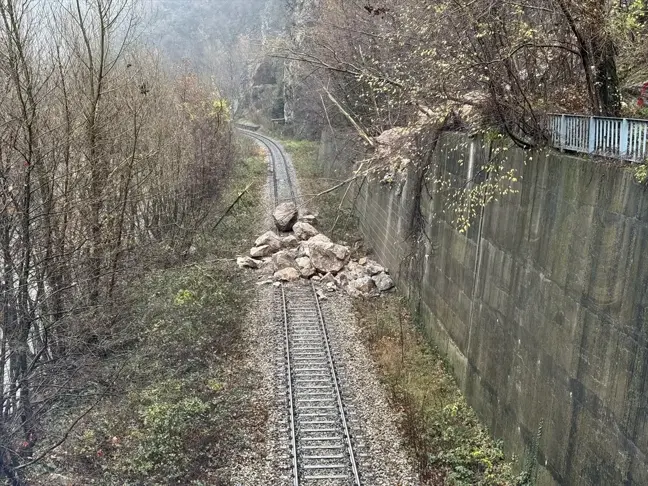 Karabük'te Yamaçtan Düşen Kayalar Demir Yolunu Kapattı