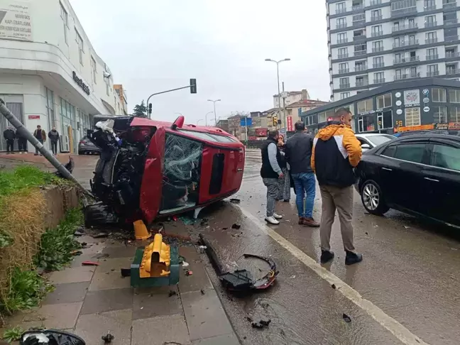 Tuzla'da Kırmızı Işıkta Geçen Araç Kaza Yaptı: 1 Yaralı