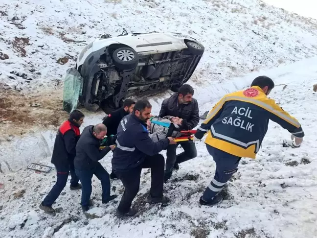 Bingöl'de Buzlanma Sebebiyle Otomobil Yan Yattı: 2 Yaralı