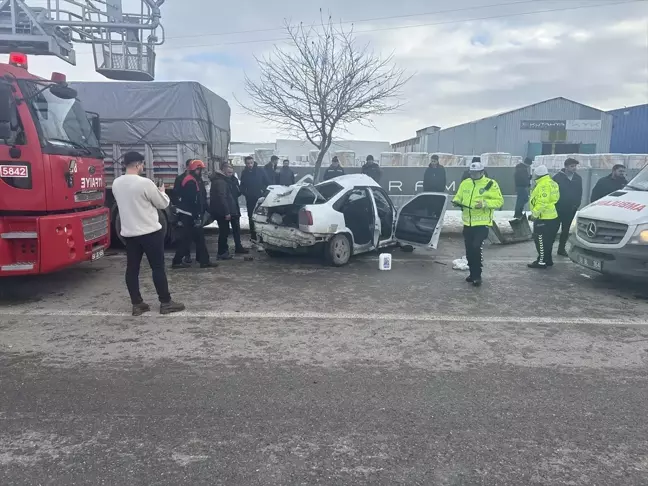 Sivas'ta Park Halindeki Tıra Çarpan Otomobilin Sürücüsü Ağır Yaralı