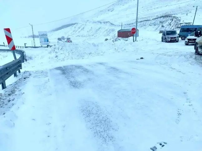 Ardahan'da Kar ve Tipi, Ağır Araç Geçişlerini Engelledi