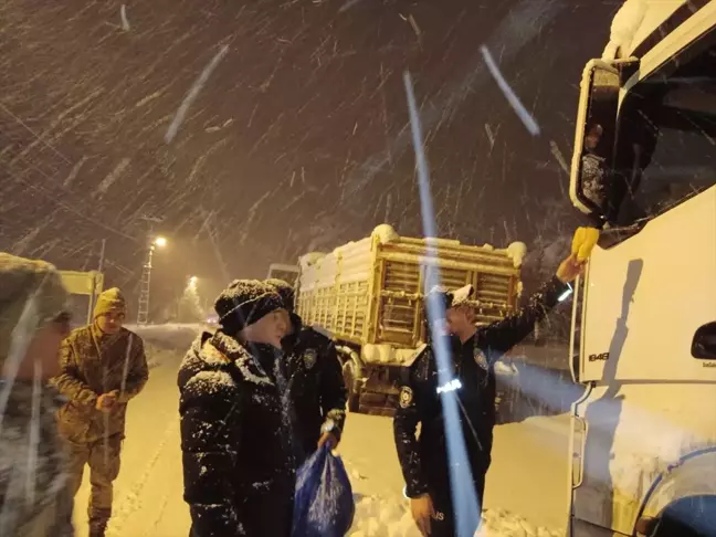 Ardahan'da Kar Sebebiyle Kapanan Yolda Sürücülere İkram