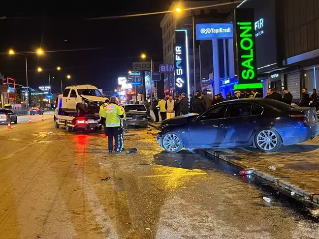 Pamukkale'de Park Halindeki Araçlara Çarpan Otomobilde 3 Yaralı