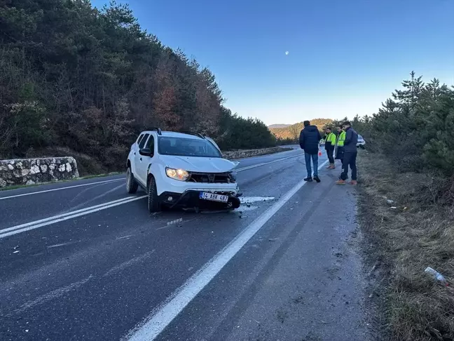 Sakarya'da Otomobil ve Cip Çarpıştı: 2 Yaralı