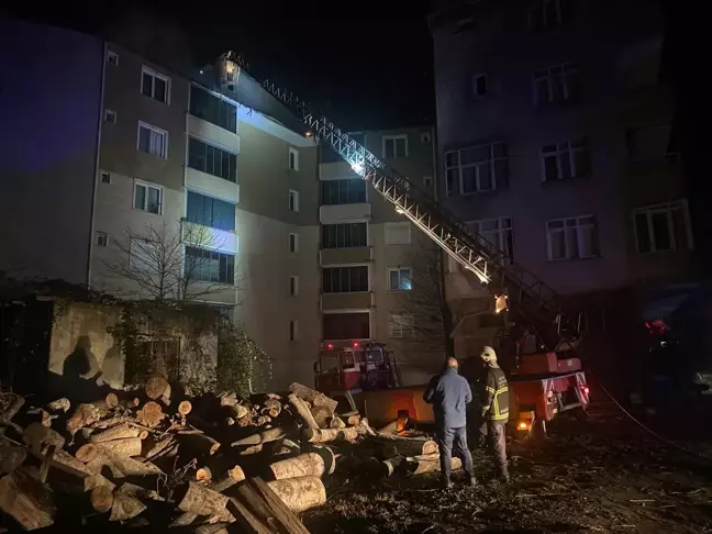 Sinop'ta bir apartmanın çatısında çıkan yangın hasara neden oldu