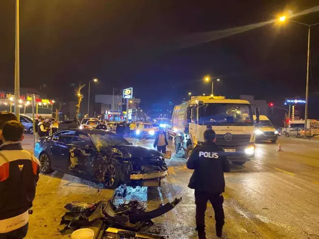 Denizli'de Motosiklete Çarpmamak İçin Manevra Yapan Sürücü, Yaralıları Bırakarak Kaçtı